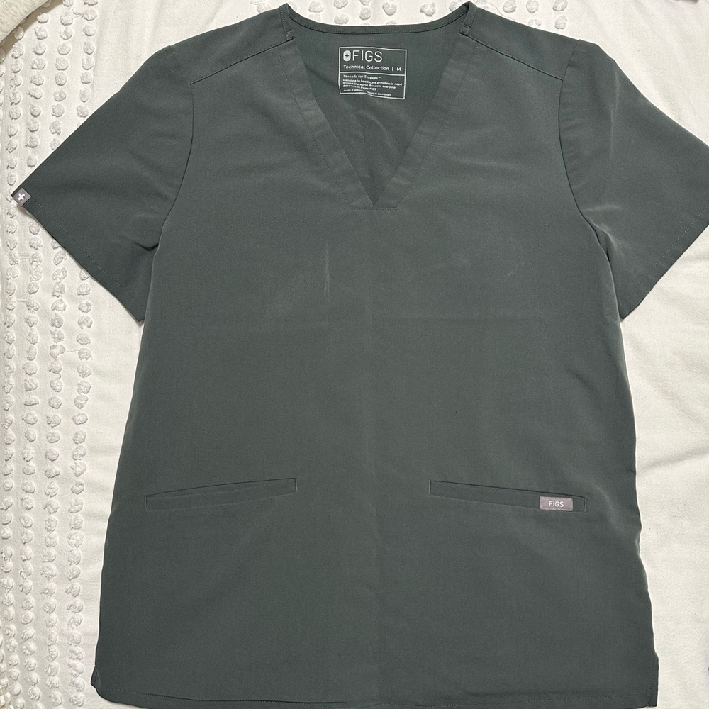 FIGS women’s scrub set